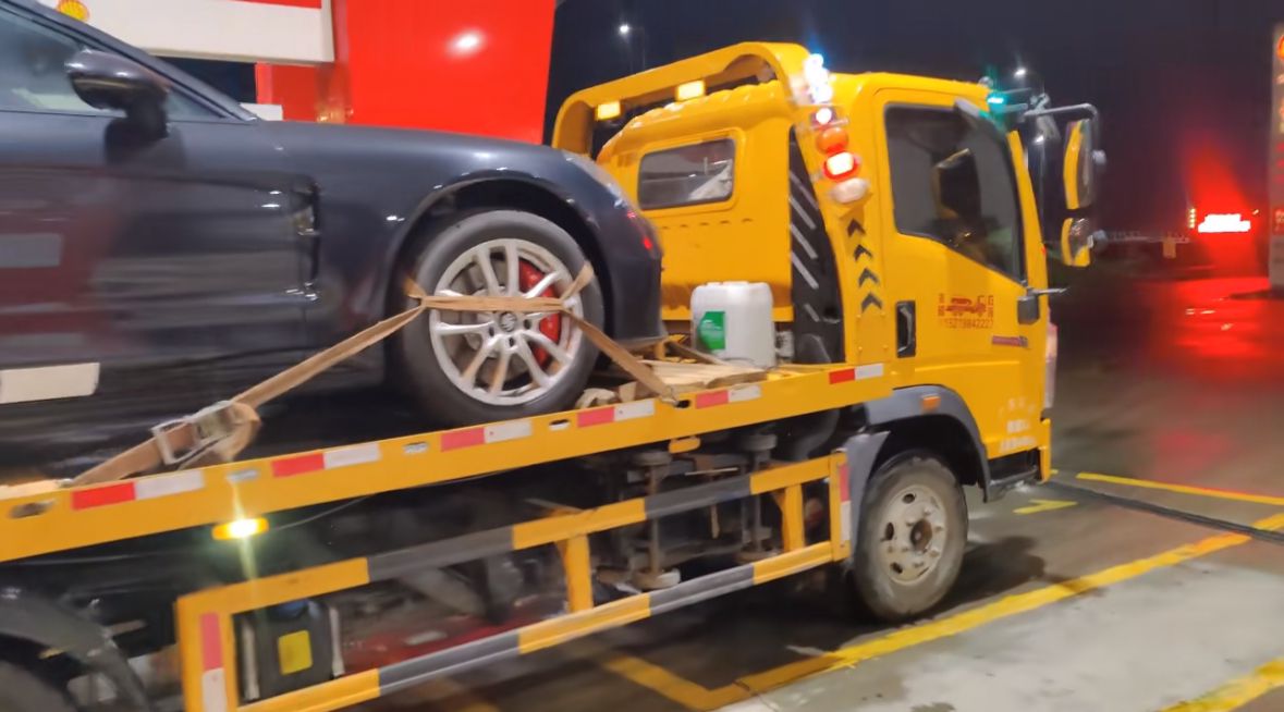 青浦行车途中遇到突发状况该如何呼叫道路救援？